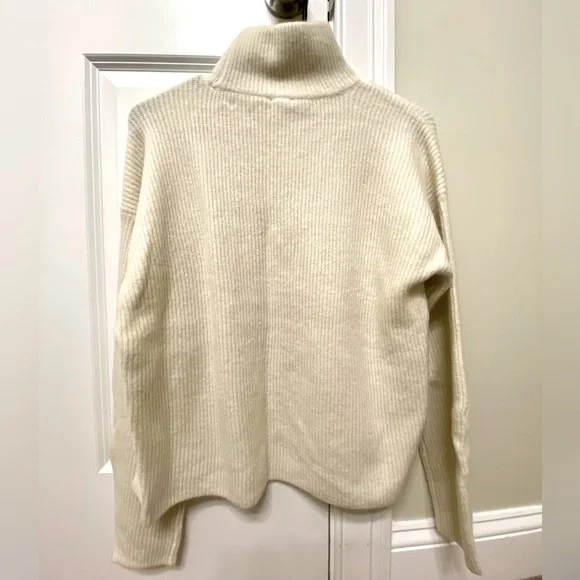 *NWT* Abercrombie Classic Easy Turtleneck Sweater | White | XS - Picture 3 of 6